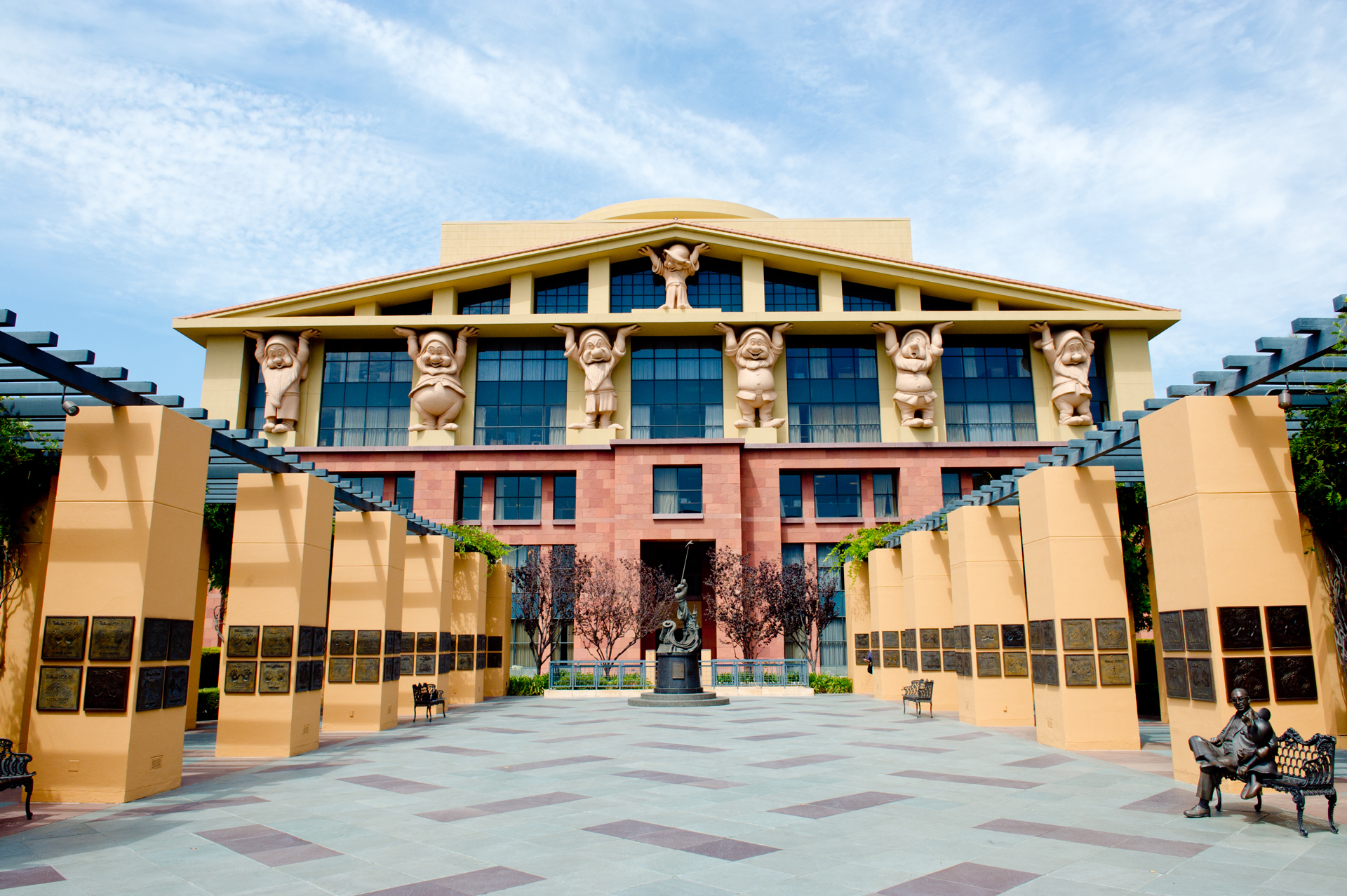 The Walt Disney Studios en Burbank, California, es la sede central de la compañía.